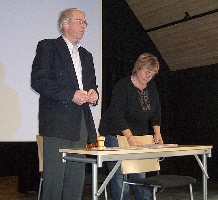 Presidiet samlar sig för mötet